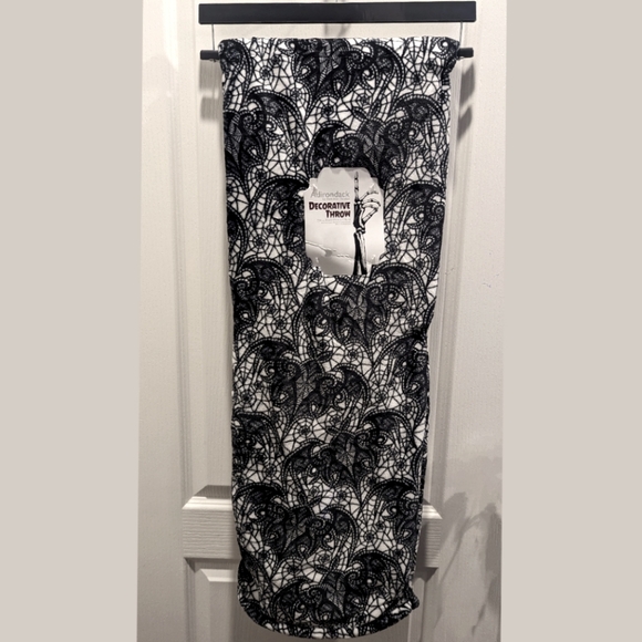 🆕 Lace Bat Throw 🦇 Adirondack by Berkshire Blanket - Picture 2 of 4